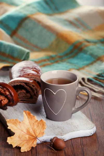 Cup of tea with autumn decor on wooden table. — Stock Photo, Image