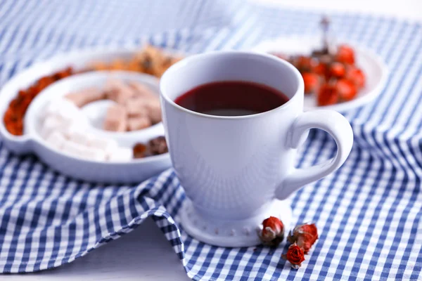 Taza de té con té seco aromático sobre fondo de madera —  Fotos de Stock