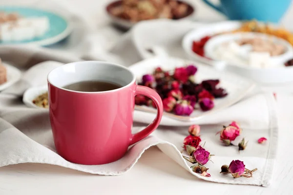 Taza de té con té seco aromático sobre fondo de madera — Foto de Stock