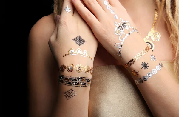 Ung blond tjej med gyllene tatuering — Stockfoto