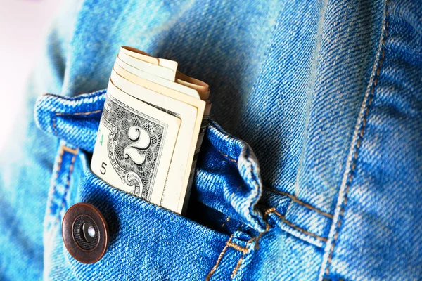 Деньги в кармане джинсовой куртки — стоковое фото