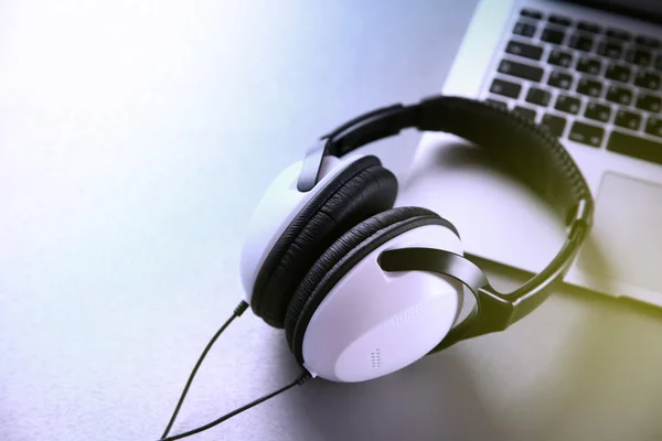 Headphones and laptop on table — Stock Photo, Image