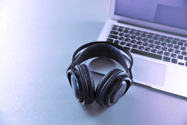 Headphones and laptop on table — Stock Photo, Image