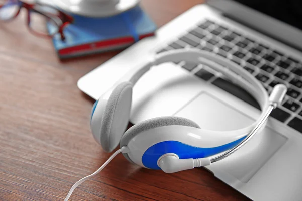 Headphones and laptop on table — Stock Photo, Image