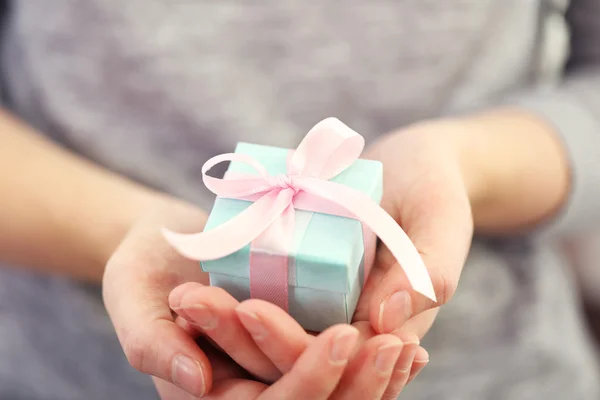 Handen met mooi klein geschenk — Stockfoto