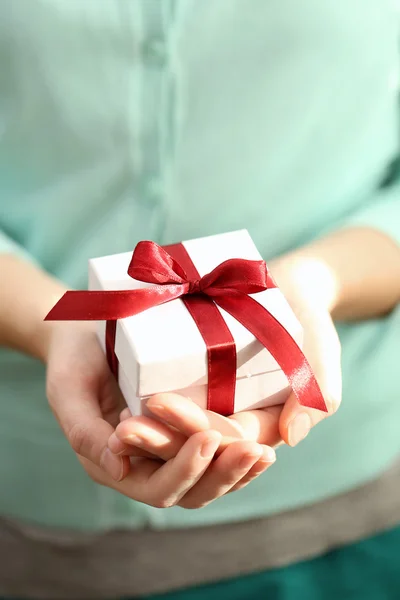 Mãos segurando belo pequeno presente — Fotografia de Stock