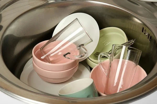 Platos sucios en fregadero de cocina —  Fotos de Stock