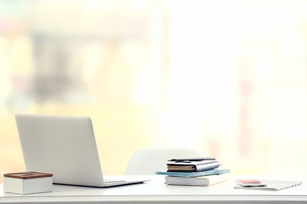 Lugar de trabajo con portátil en la mesa —  Fotos de Stock