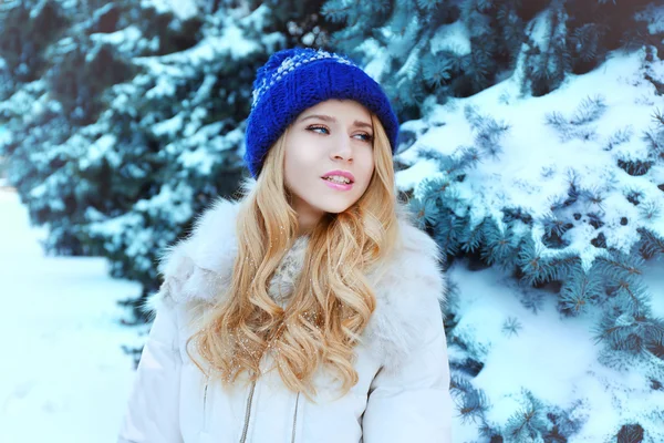 Zimowe portret młodej blond kobieta — Zdjęcie stockowe