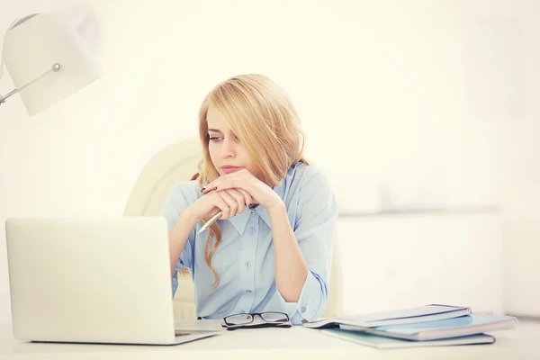 Tired woman at the laptop — Stock Photo, Image