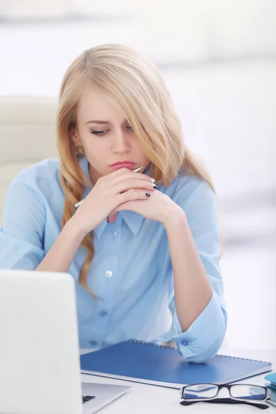 Moe van de vrouw op de laptop — Stockfoto