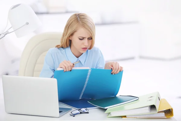 Tired woman at the laptop — Stock Photo, Image