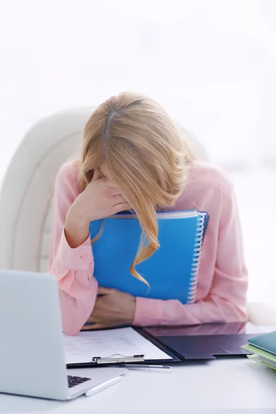 Müde Frau am Laptop — Stockfoto