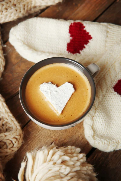 Xícara de café com marshmallow na mesa de madeira — Fotografia de Stock