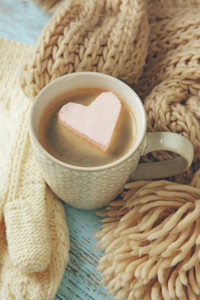 나무 식탁에 마시멜로를 얹은 커피 한 잔 — 스톡 사진