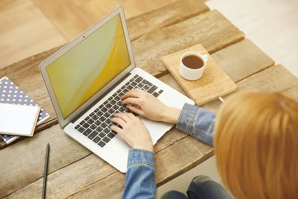 Vrouw werkt aan een laptop — Stockfoto