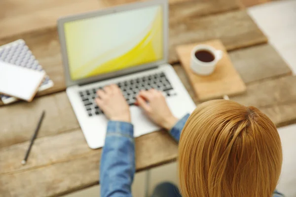 Vrouw werkt aan een laptop — Stockfoto