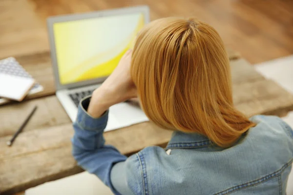 Frau arbeitet am Laptop — Stockfoto