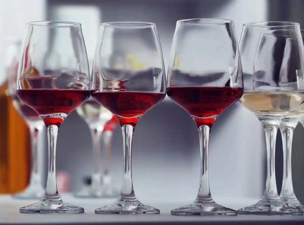 Wijnglazen met rode en witte wijn, close-up — Stockfoto