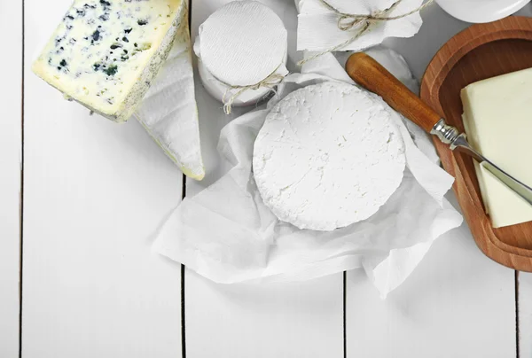 Conjunto de produtos lácteos frescos na mesa de madeira branca — Fotografia de Stock
