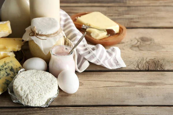 Set produk susu segar di meja kayu tua, menutup — Stok Foto