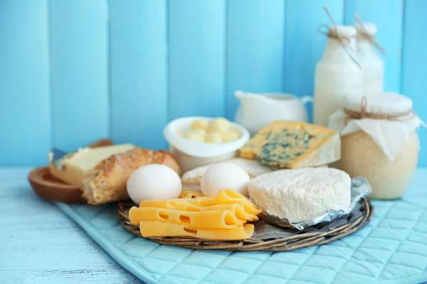 Ορισμός των νωπών γαλακτοκομικών προϊόντων σε μπλε ξύλινο τραπέζι, κοντινό πλάνο — Φωτογραφία Αρχείου