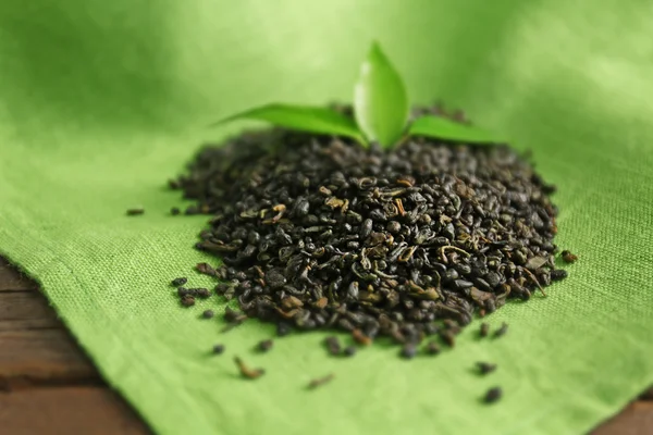 Yeşil yaprakları ile toz çay — Stok fotoğraf