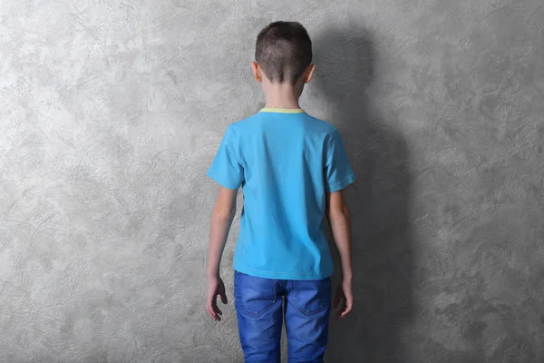 Реклама одягу для хлопчика — стокове фото