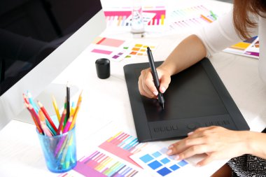 Grafik tablet üzerinde çizim sanatçı  