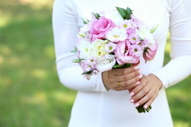 Düğün buketi elinde.