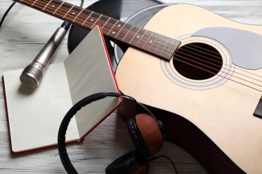 müzik aletleri üstünde göster 