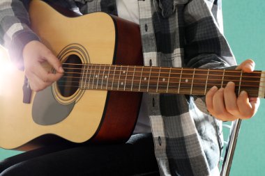 gitar çalan müzisyen
