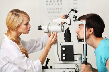 Kadın doktor incelenirken hasta