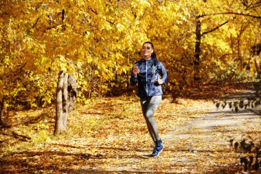 Çalışan genç güzel kadın 