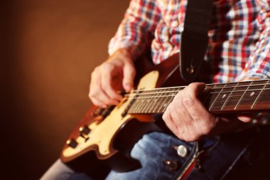 elektro gitar çalmaya adam  