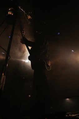 Gitarist rock konseri üzerinde çalış