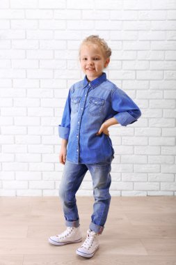 Kot takım elbiseli küçük kız 