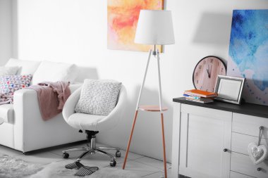 Oturma odasının içinde.