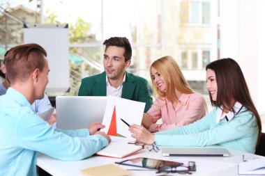 konferans salonunda toplantı