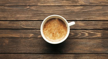 Tahta masada bir fincan kahve.