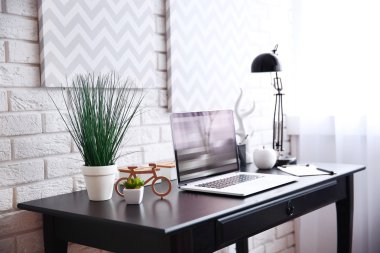 Çalışma alanı ile masa üstünde laptop 