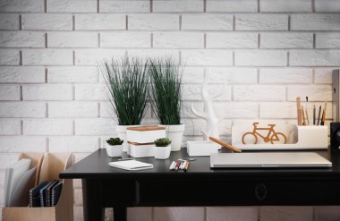 Çalışma alanı ile masa üstünde laptop 