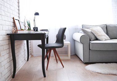 Çalışma alanı ile masa üstünde laptop 