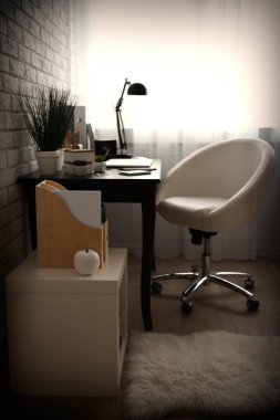 Çalışma alanı ile masa üstünde laptop 