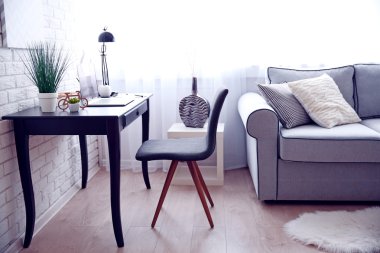 İşyeri dizüstü bilgisayar ile bir ev