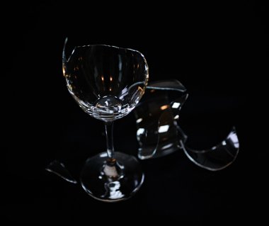 Kırık şarap kadehi 