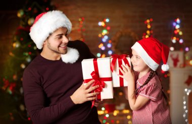 kardeşim ve little sister Noel Baba şapkası