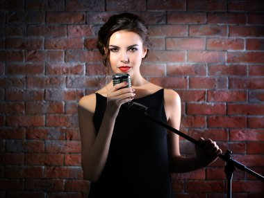 Genç şarkı söyleyen kadın 