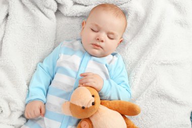 Bebek oyuncak ayılar ile