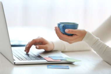 E-ticaret kavramı. Kredi kartı, dizüstü bilgisayar ve kahve, kadın ile yakın çekim